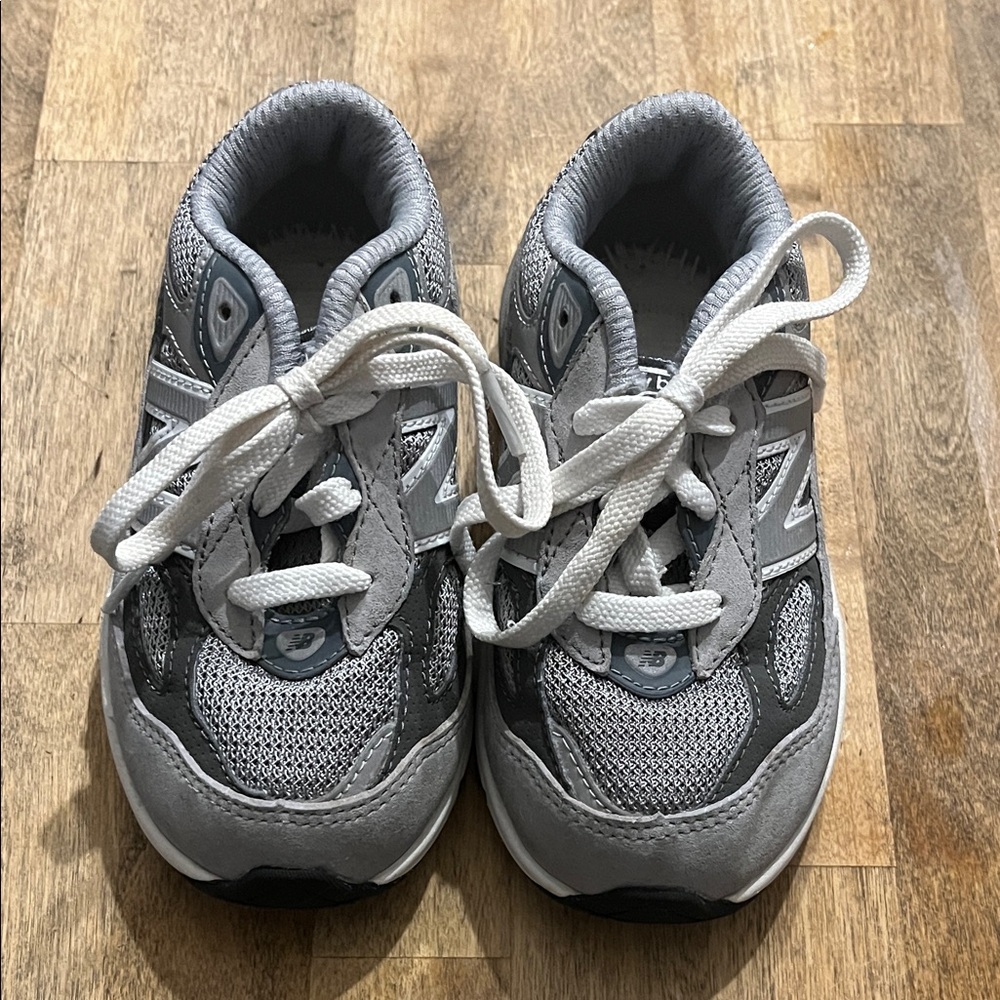 New Balance Kids' Size 9.5 Wide Toddler Sneakers in Gray and White AFO Friendly